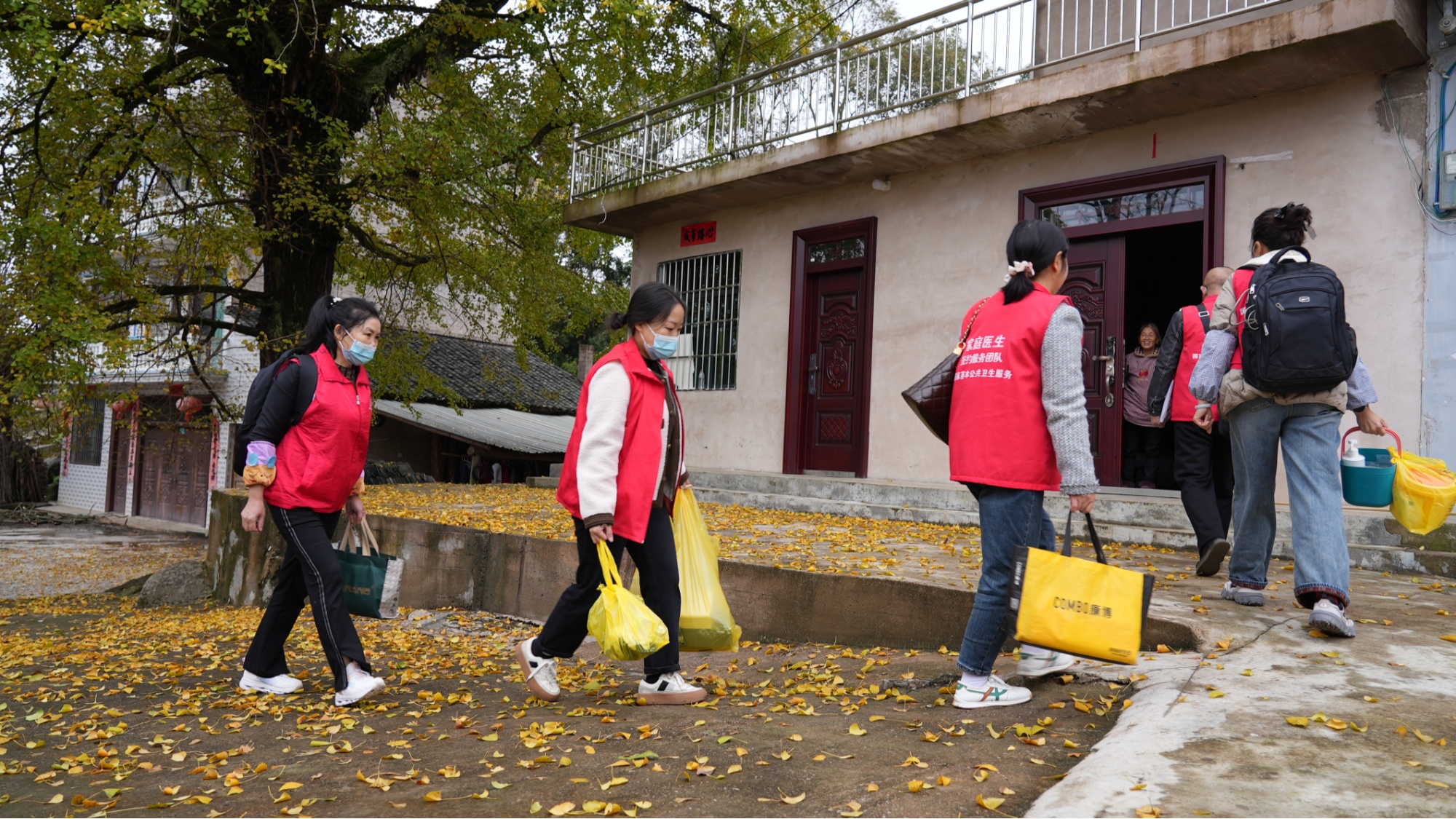 贵州镇远：“流动诊室”守护老年健康