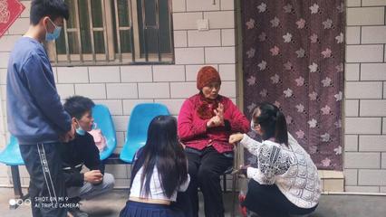 同学们到敬老院清扫卫生助老人