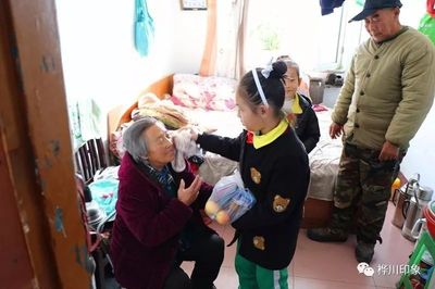 小学爱心节目走进敬老院，温暖老人欢乐多