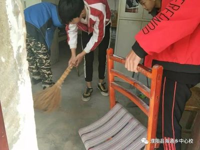 同学们走进敬老院，用劳动传递温暖打扫卫生献爱心