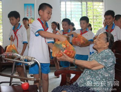小学生走进敬老院，用爱温暖夕阳时光