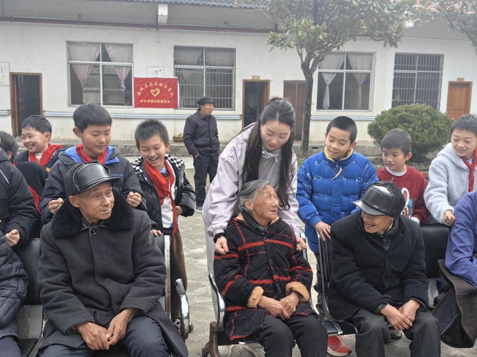 敬老院活动留影：温暖陪伴，定格与老人共度的美好瞬间