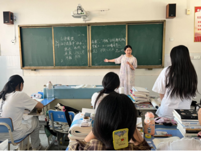 老年文学老师青睐的学生形象