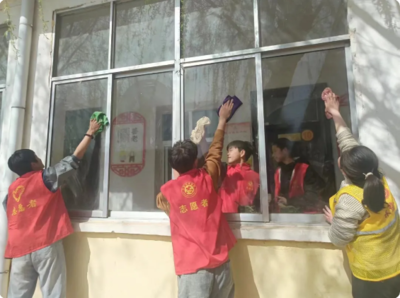 Students Help the Elderly Clean Up at the Nursing Home