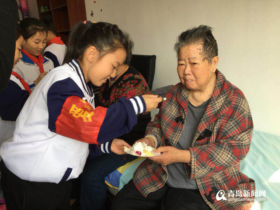 小学生走进敬老院,用爱与行动温暖老人暮年时光